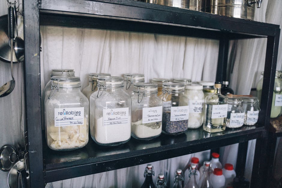especias organizadas con etiquetas en la cocina