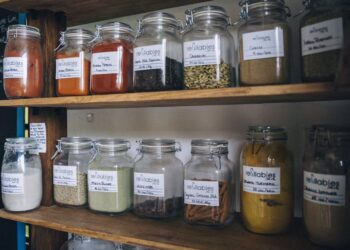 ordenar especias organizadas con etiquetas de manera práctica