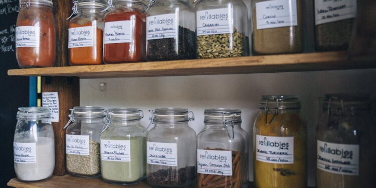 ordenar especias organizadas con etiquetas de manera práctica